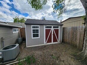 2411 Crater Lake Ave in Medford, OR - Building Photo - Building Photo