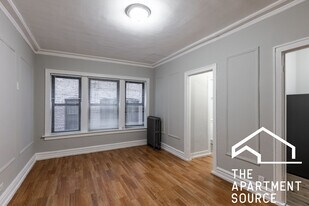 5451 S Cornell Ave in Chicago, IL - Building Photo
