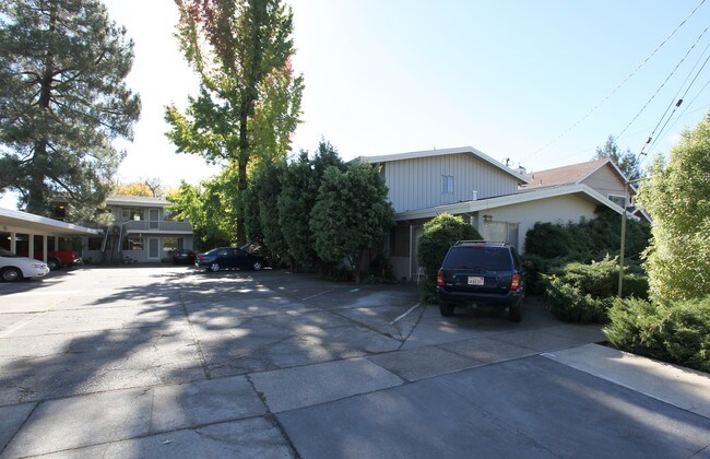 57 Ross Ave in San Anselmo, CA - Foto de edificio - Building Photo