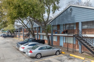 French Quarter Apartments in Alvin, TX - Building Photo