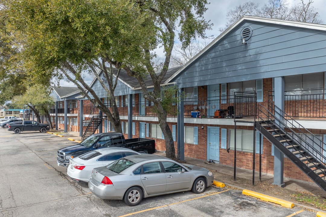 French Quarter Apartments in Alvin, TX - Foto de edificio