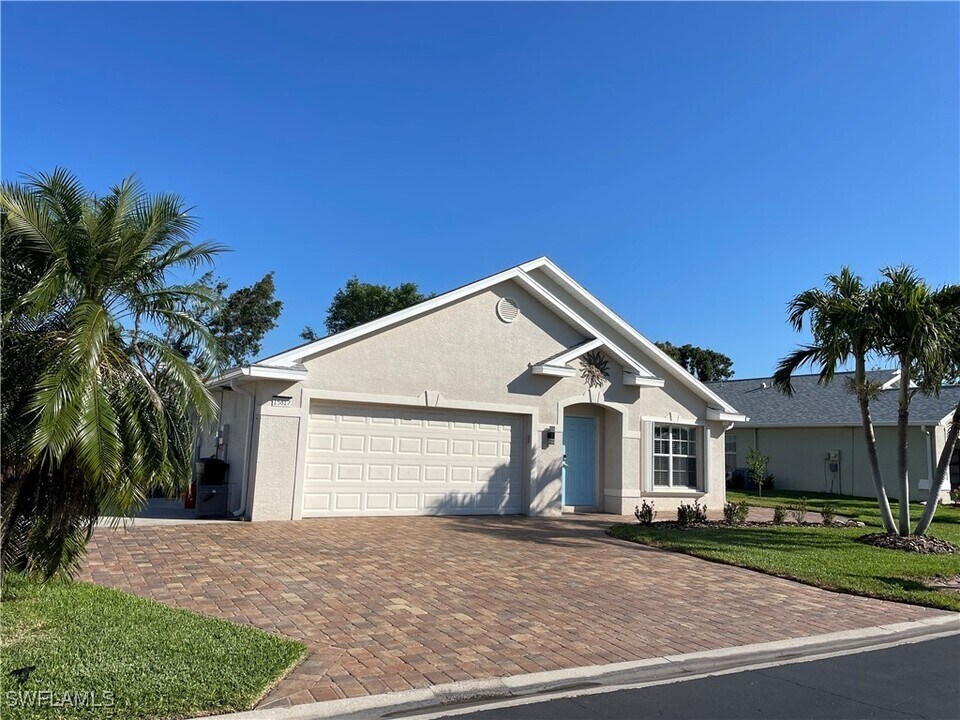 15817 Beachcomber Ave in Ft. Myers, FL - Foto de edificio