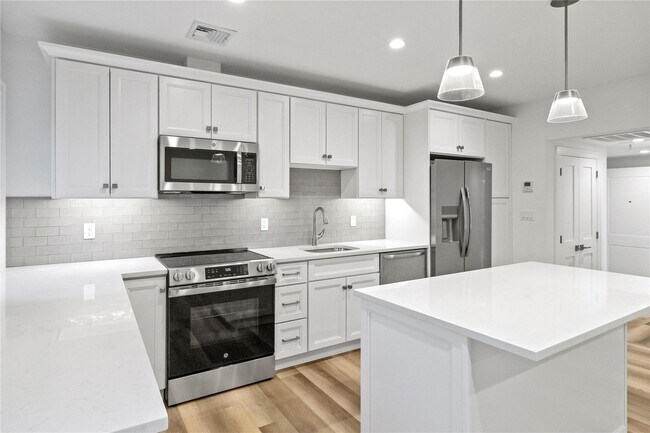 71 W Main St-Unit -2A in Oyster Bay, NY - Building Photo - Building Photo