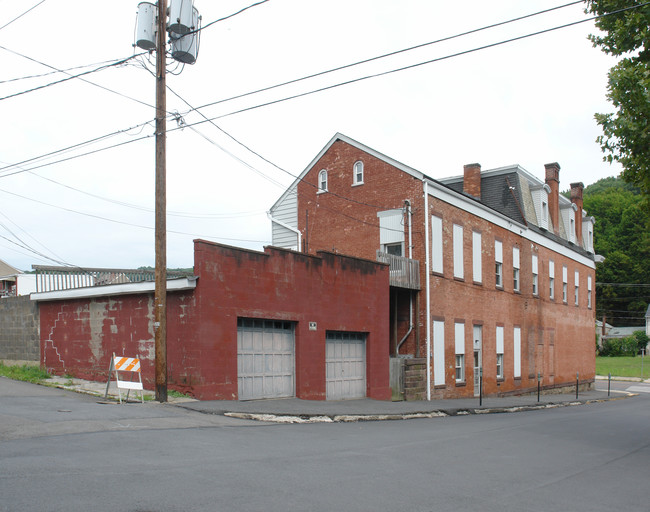 506 Centre St in Ashland, PA - Building Photo - Building Photo