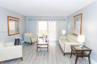 6190 W 19th Ave in Hialeah, FL - Building Photo - Building Photo