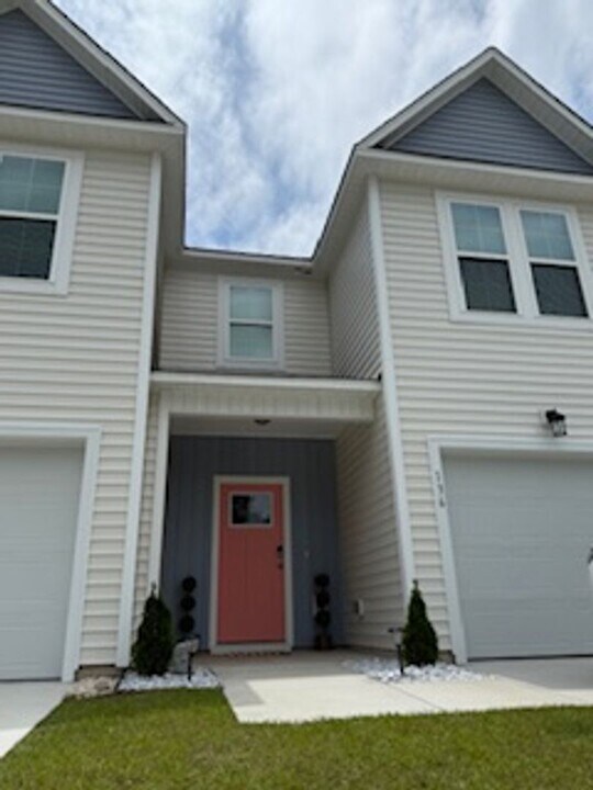 136 Coastline Cir in Cedar Point, NC - Foto de edificio