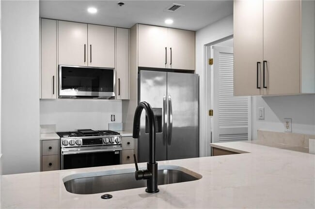 3338 Peachtree Rd in Atlanta, GA - Building Photo - Building Photo