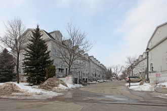 The Courts of Richmond Hill in Richmond Hill, ON - Building Photo - Building Photo