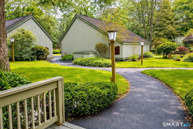 576 Heritage Vlg in Southbury, CT - Building Photo - Building Photo