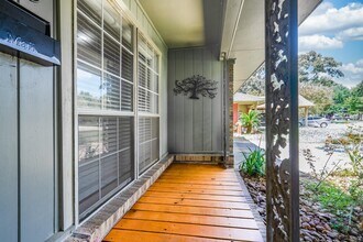 4915 Hialeah Dr in Houston, TX - Building Photo - Building Photo