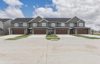 401 E Donahue St in Eldridge, IA - Building Photo