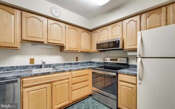 9200 Edwards Way in Hyattsville, MD - Foto de edificio - Building Photo