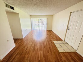 206 Benoist Farms Rd in West Palm Beach, FL - Building Photo