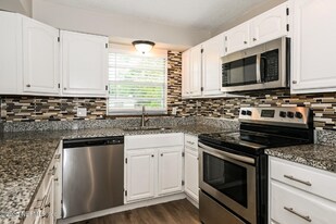 10198 Luana Dr N in Jacksonville, FL - Building Photo