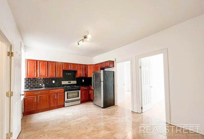 Nostrand Avenue, Unit 2R in Brooklyn, NY - Foto de edificio - Building Photo