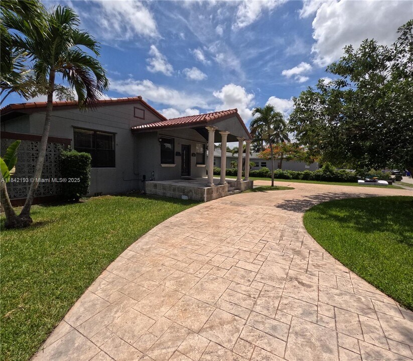 2518 Monroe St in Hollywood, FL - Building Photo