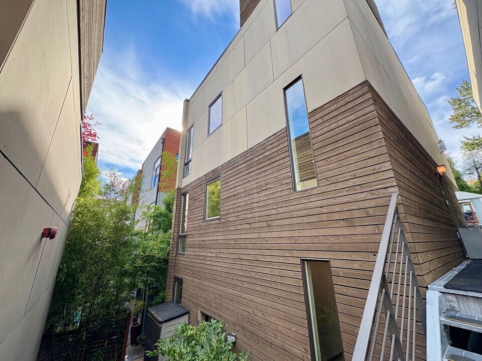 1522 18th Ave S in Seattle, WA - Building Photo
