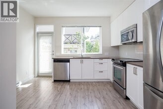 7458 Britton St in Burnaby, BC - Building Photo - Building Photo