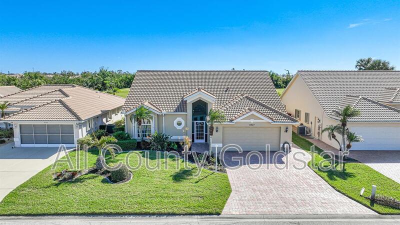 8377 Parkside Dr in Englewood, FL - Building Photo