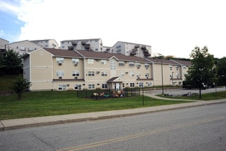 Shamrock in Monroe, NY - Foto de edificio - Building Photo