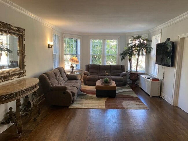 property at 1215 W Lunt Ave