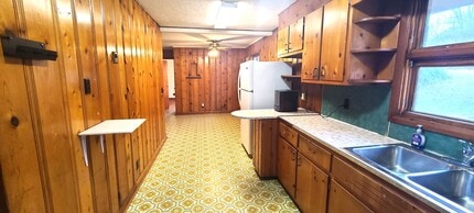327 E Main Blvd in Church Hill, TN - Foto de edificio - Building Photo