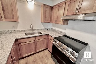 855 E 9th St in Medford, OR - Building Photo