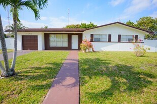 135 NW 208th St in Miami, FL - Building Photo