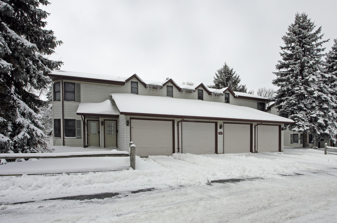 Westwood Ridge Apartments in Sheboygan Falls, WI - Foto de edificio