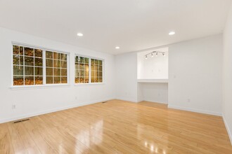 813 141st Pl SE-Unit -Duplex in Bellevue, WA - Building Photo - Building Photo