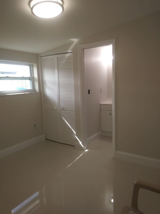 11842 SW 37 Ter, Unit Rear in Miami, FL - Building Photo - Building Photo