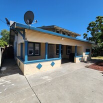118 Baker Way in Modesto, CA - Building Photo