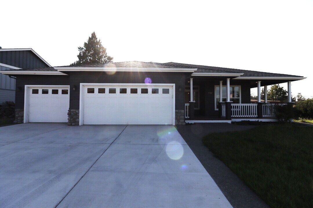 3721 SW Tommy Armour Ln in Redmond, OR - Building Photo