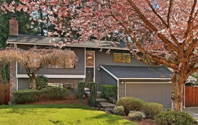 property at 10707 NE 53rd St