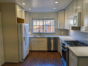 2395 W Hedding St in San Jose, CA - Building Photo - Building Photo