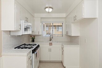 800 Meyer Lane in Redondo Beach, CA - Building Photo - Building Photo