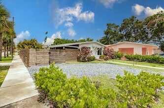 422 Phippen Waiters Rd in Dania Beach, FL - Building Photo - Building Photo