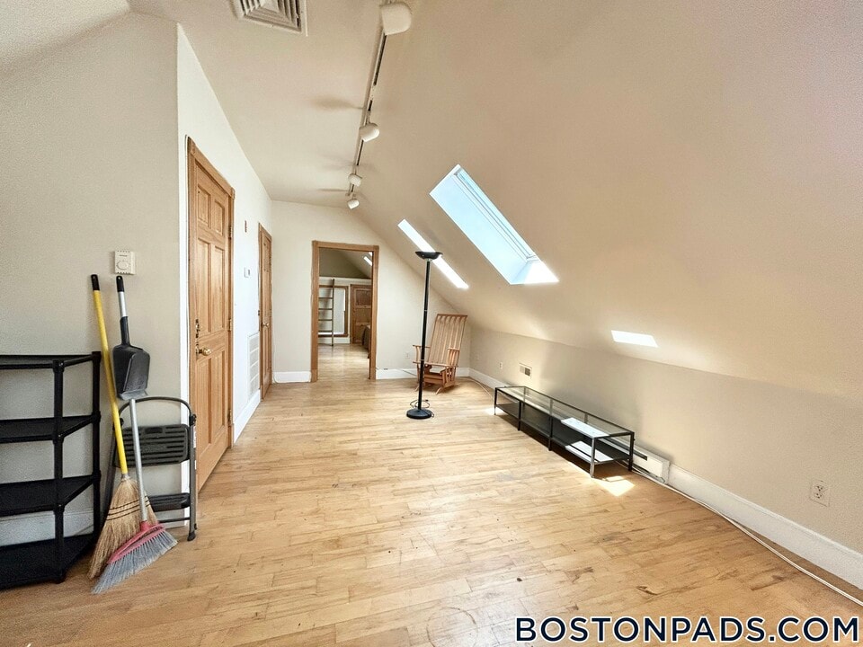 89 Hillside St in Boston, MA - Building Photo