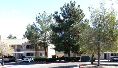 Meadows Condominiums in Las Vegas, NV - Foto de edificio - Building Photo