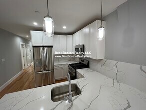 15 Harold St, Unit 2 in Somerville, MA - Foto de edificio - Building Photo