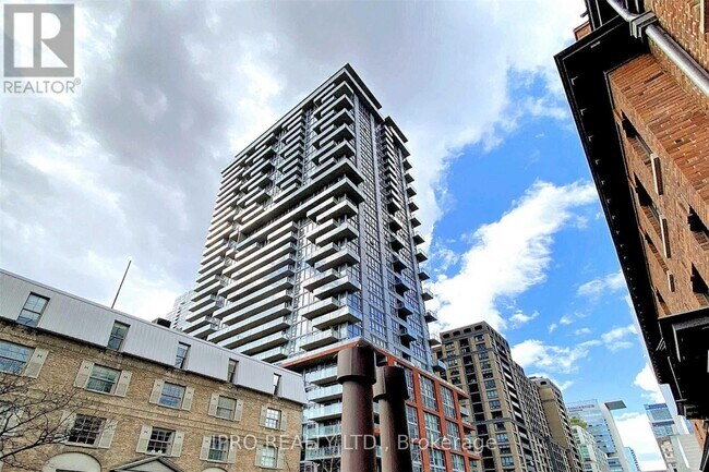 126 Simcoe St in Toronto, ON - Building Photo - Building Photo