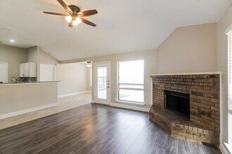 912 Blewitt Dr in Cedar Hill, TX - Foto de edificio - Building Photo