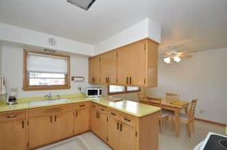 7134 W Lakefield Dr, Unit #1 in Milwaukee, WI - Foto de edificio - Building Photo