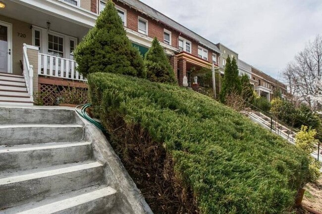 property at 720 Fairmont St NW