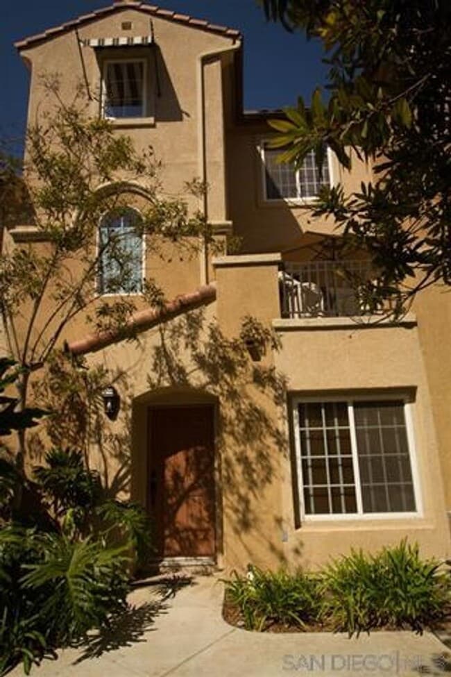 1997 Caminito De La Cruz in Chula Vista, CA - Building Photo - Building Photo