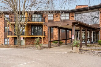 Oakridge Manor in Hopkins, MN - Building Photo - Building Photo