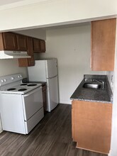21103 Vernier Rd in Harper Woods, MI - Building Photo - Building Photo