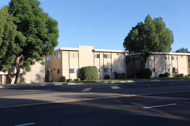 8806 Topanga Canyon Blvd in Canoga Park, CA - Foto de edificio - Building Photo