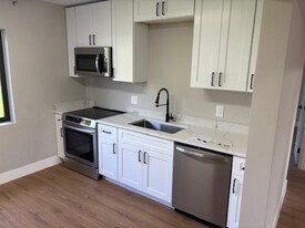 133 SE 13th Ave in Boynton Beach, FL - Building Photo