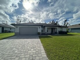 126 NE 4th St in Cape Coral, FL - Building Photo